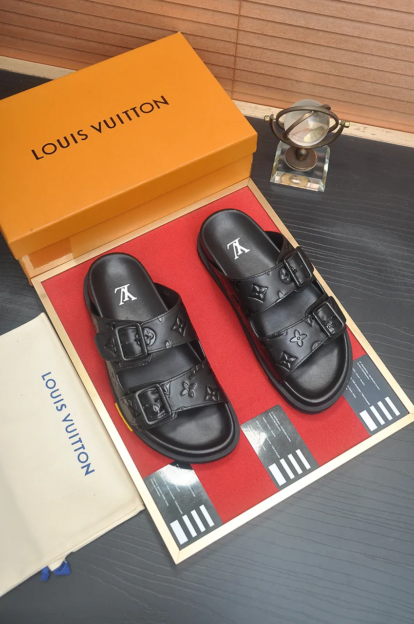 Men's shoes 💰400💶 [Louis Vuitton LV slippers] (high-end cowhide) counter 1:1 fashion style, a must-have for summer! The designer used LV’s iconic outsole. The original simple slippers instantly become fashionable! The upper is made of flexible special cowhide leather straps alternately, and the workmanship is exquisite! A must-have for stylish men in summer, size 38-45 (45 customized)